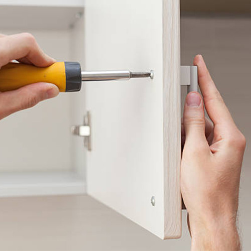 رگلاژ کردن درب‌های کابینت و اتصال دستگیره‌ها