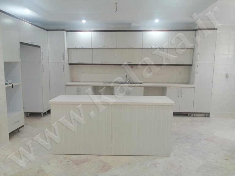 کابینت پله‌ای با انواع مختلف قفسه‌ها و کشوها