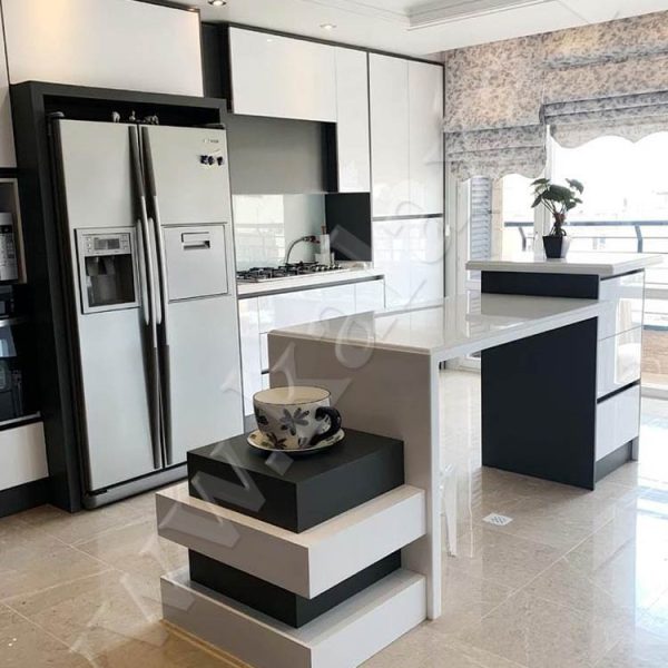 طراحی و اجرای کابینت دوپله هایگلاس سفید براق + جزیره آشپزخانه (1)