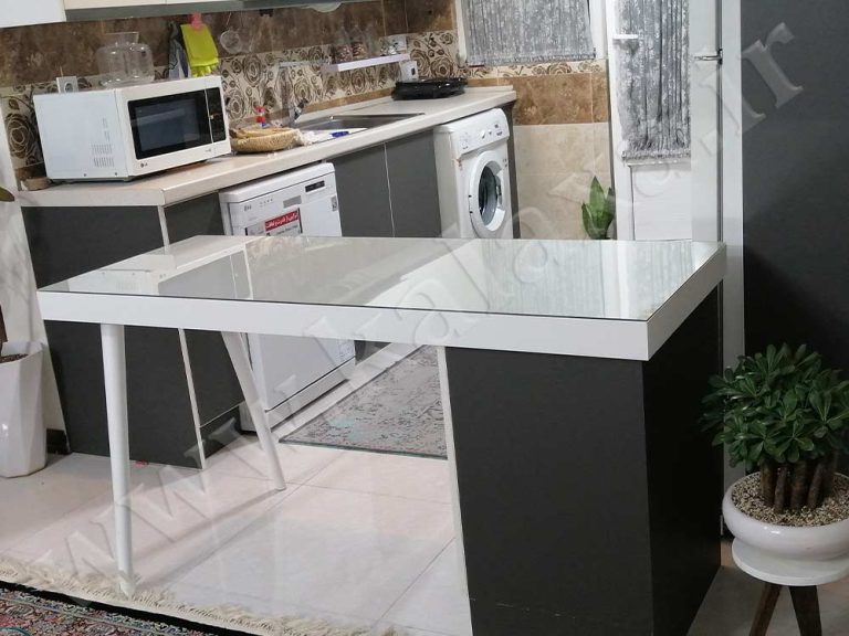 طراحی کابینت جزیره‌ای کوچک با متریال باکیفیت