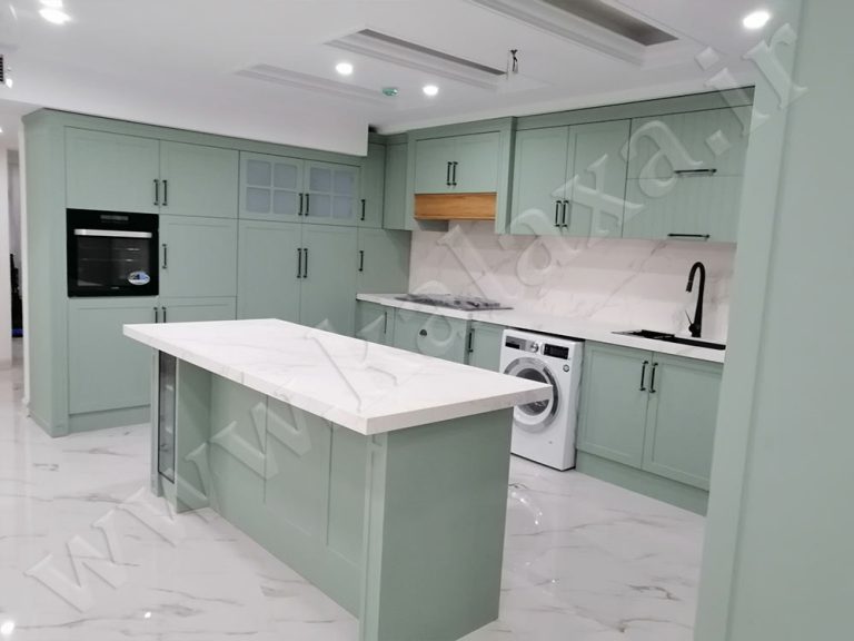 طراحی جزیره آشپزخانه با کابینت ممبران نئوکلاسیک