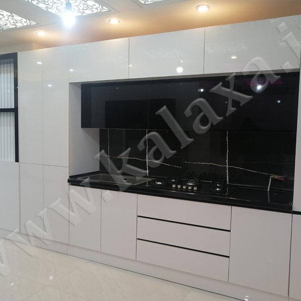 طراحی و اجرای کابینت هایگلاس براق سفید و مشکی برای آشپزخانه بزرگ (4)