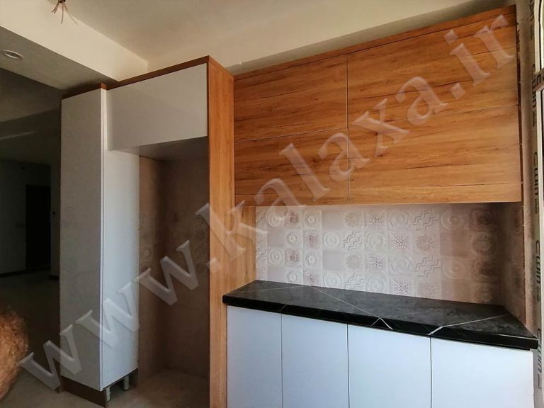 کابینت دو پله طوسی سفید و طرح چوب