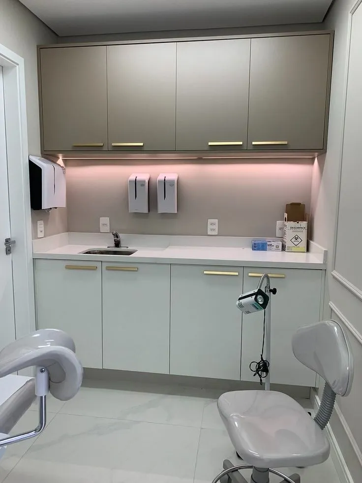 طراحی و ساخت کابینت مطب پزشکی