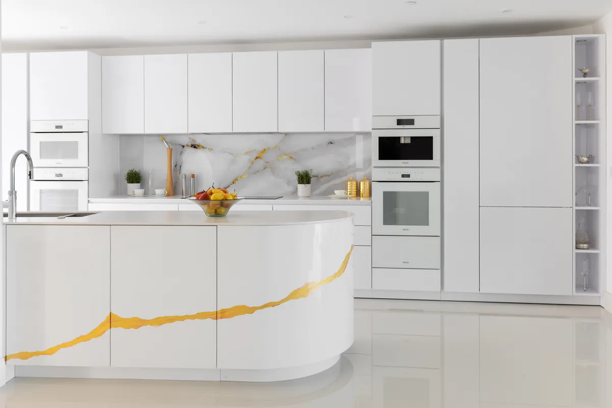 طراحی کابینت سفید طلایی های گلاس طراحی کابینت سفید طلایی های گلاس