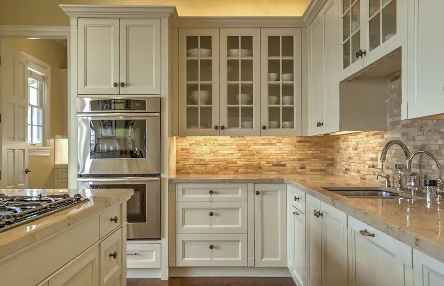 دیوار بین کابینتی آشپزخانه با سنگ آنتیک دیوار بین کابینتی آشپزخانه با سنگ آنتیک