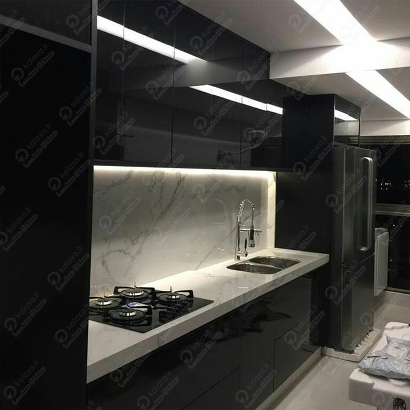 دکوراسیون آشپزخانه مدرن مشکی 1 دکوراسیون آشپزخانه مدرن مشکی، ترکیبی از تضاد و هماهنگی است؛ مشکی نماد قدرت و عمق، سفید نمایانگر پاکی و روشنایی است و سنگ مرمر سفید رگهدار با بافت طبیعی، این تضاد را نرم و فضای لوکس و مدرن میسازد.