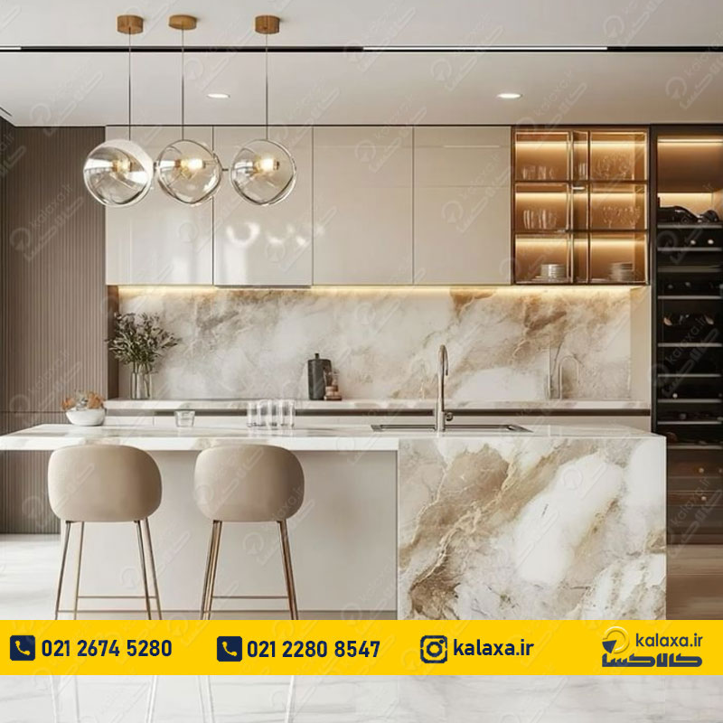 طراحی لوکس و شیک کابینت های گلاس سفید طلایی که نور آشپزخانه را دوچندان می‌کند.