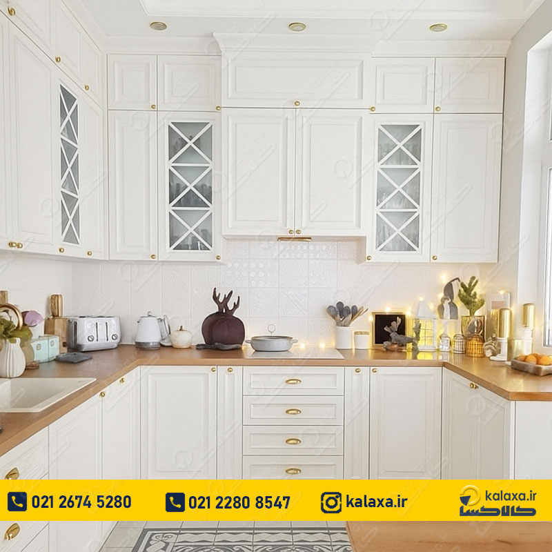 عکس کابینت ممبران سفید با طرح چوب، طراحی نئوکلاسیک و مدرن آشپزخانه‌ای گرم و دلباز