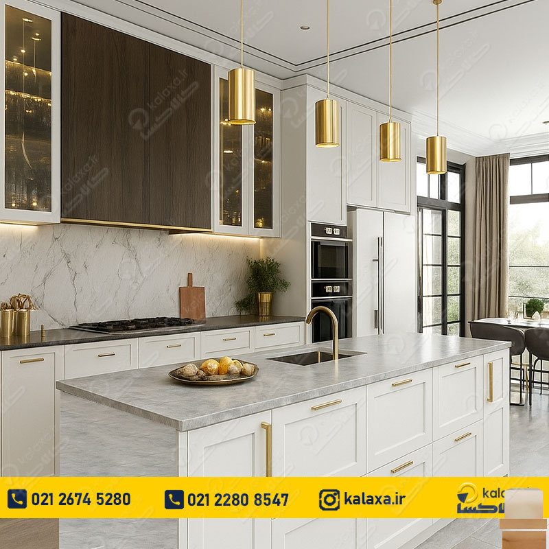 عکس کابینت ممبران سفید و طلایی با طراحی نئوکلاسیک و جزئیات ظریف، آشپزخانه‌ای مجلل و شیک را نشان می‌دهد