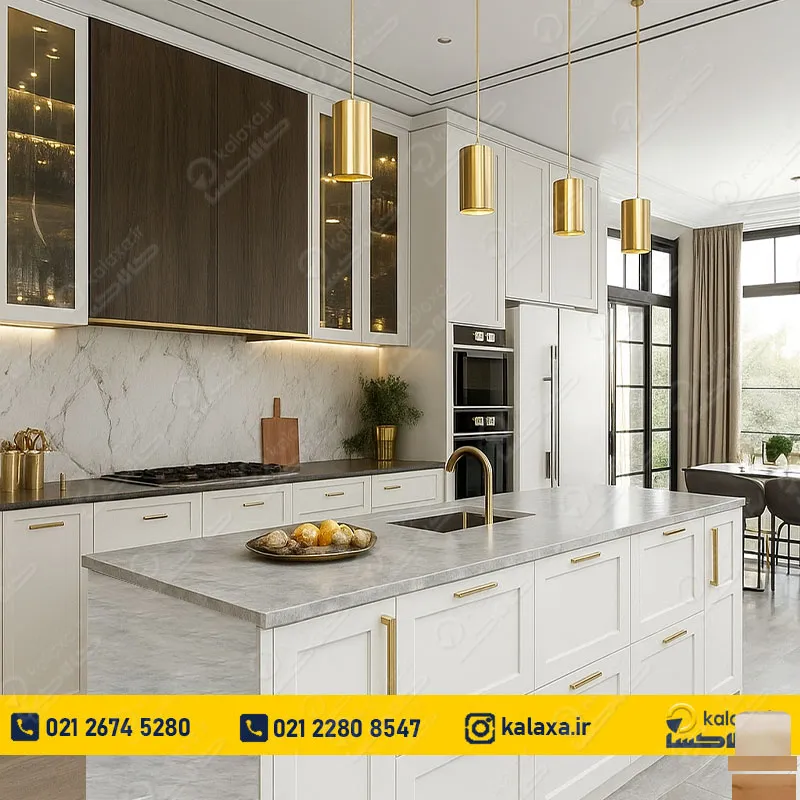 عکس کابینت ممبران سفید و طلایی با طراحی نئوکلاسیک و جزئیات ظریف، آشپزخانه‌ای مجلل و شیک را نشان می‌دهد