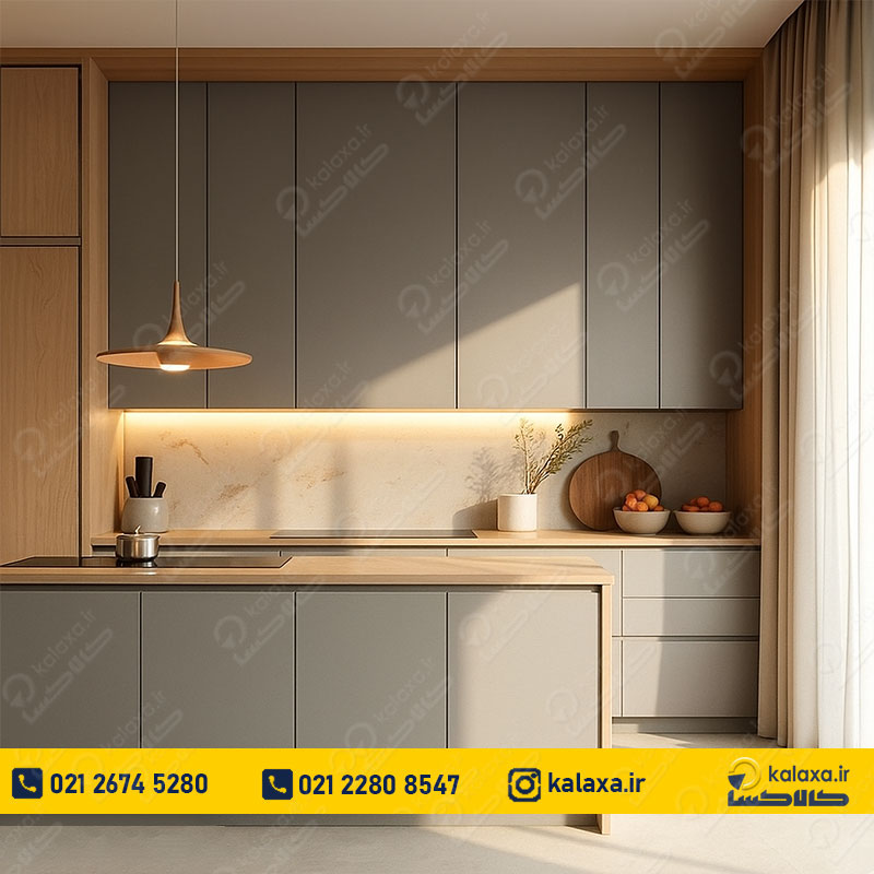 کابینت‌های طوسی با طرح چوب، ترکیبی از حس طبیعی و سبک مدرن در دکوراسیون آشپزخانه