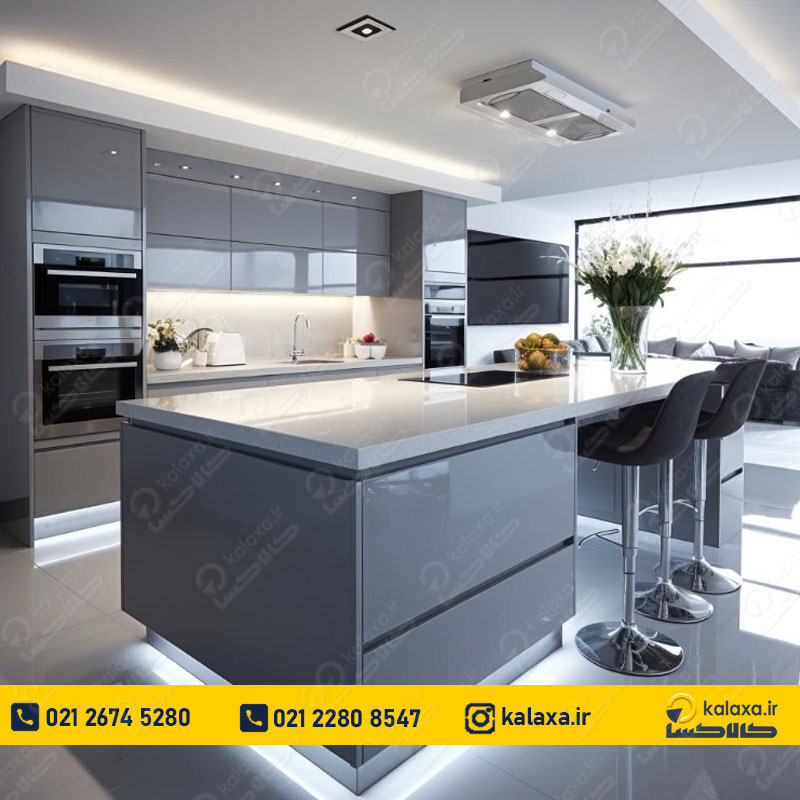 کابینت‌ پلی گلاس طوسی براق با سطح صاف و درخشان، جلوه‌ای لوکس و مدرن به آشپزخانه می‌بخشند