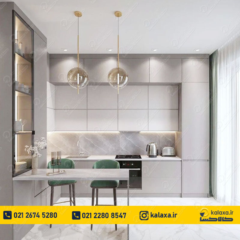 کابینت‌ های گلاس طوسی روشن با انعکاس نور طبیعی، جلوه‌ای روشن و دلپذیر در آشپزخانه ایجاد می‌کنند