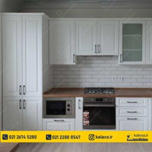 کابینت پله‌ای سفید با جزئیات چوبی
