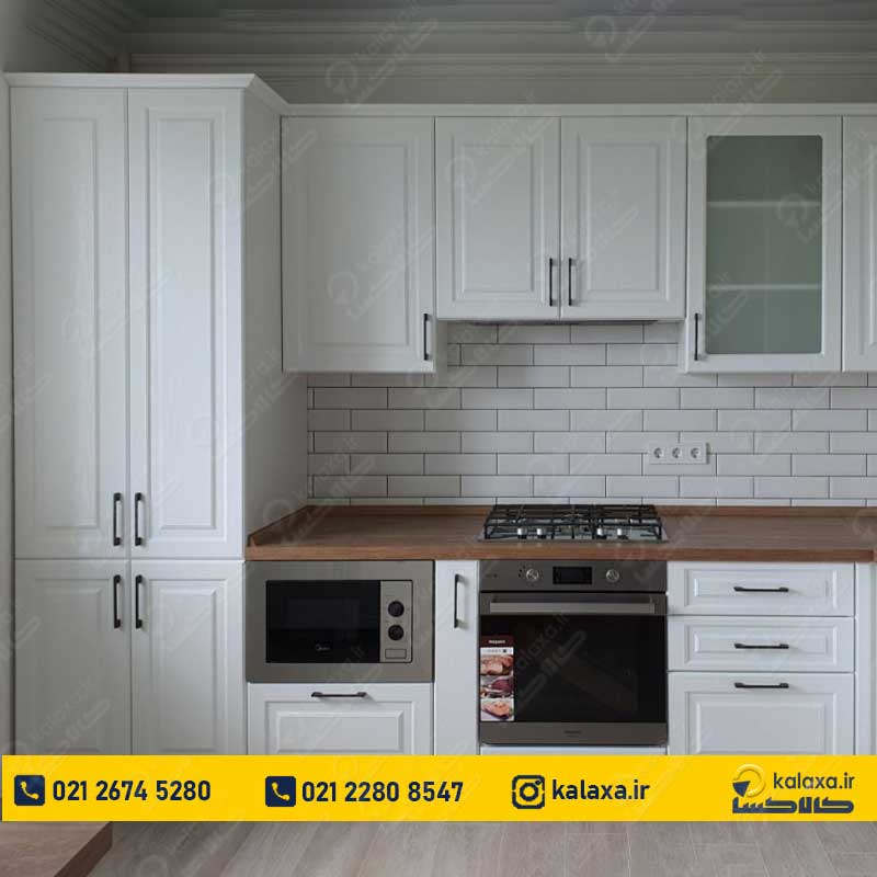 کابینت پله‌ای سفید با جزئیات چوبی