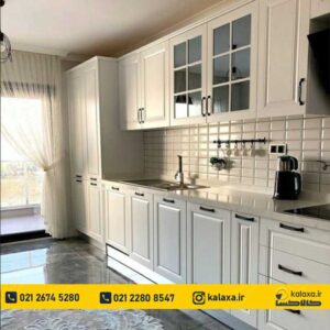 کابینت پله‌ای سفید و مشکی با ترکیب رنگ شیک