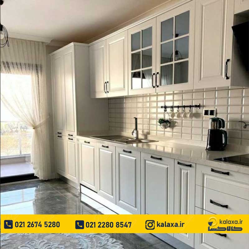 کابینت پله‌ای سفید و مشکی با ترکیب رنگ شیک