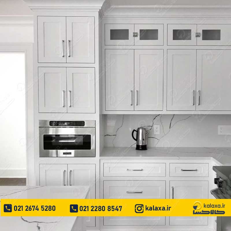 کابینت پله‌ای سفید با طراحی دو پله و مدرن