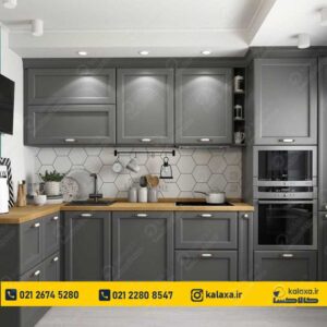 کابینت پله‌ای طوسی با طراحی حرفه ای برای دسترسی آسان