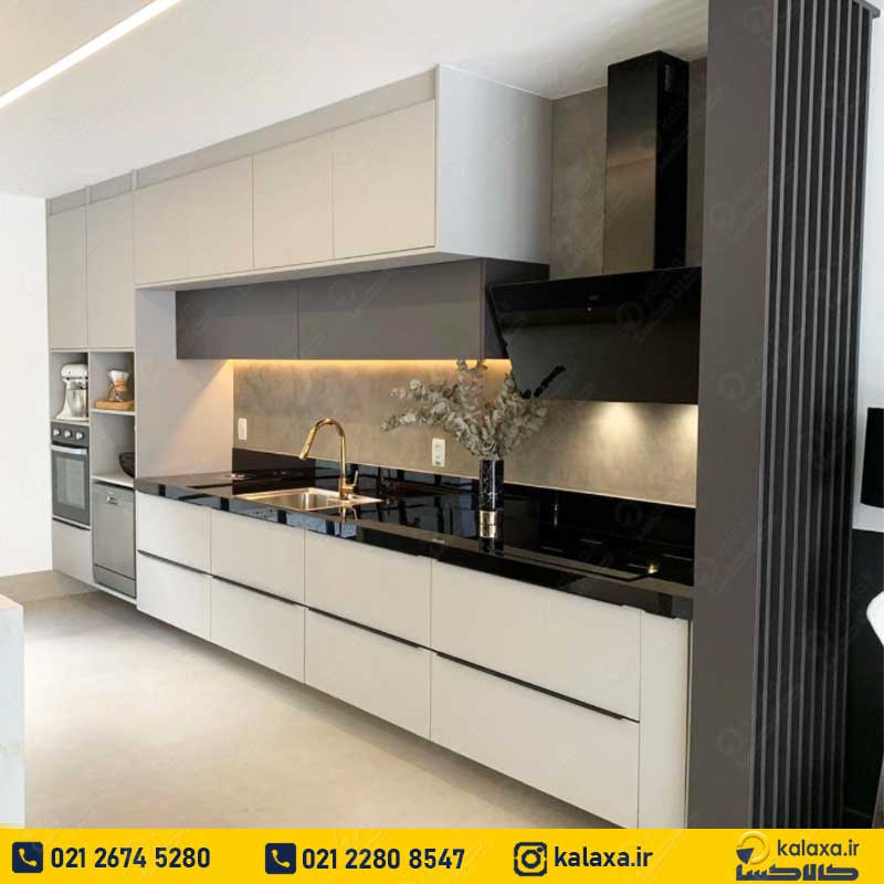 دکوراسیون آشپزخانه خطی با کابینت های گلاس سفید مشکی