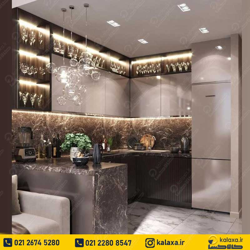 کابینت آشپزخانه کوچک هایگلاس شیک و مدرن با رنگ طوسی 