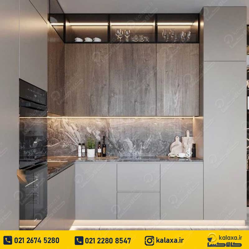 طراحی کابینت مدرن طوسی روشن و چوب