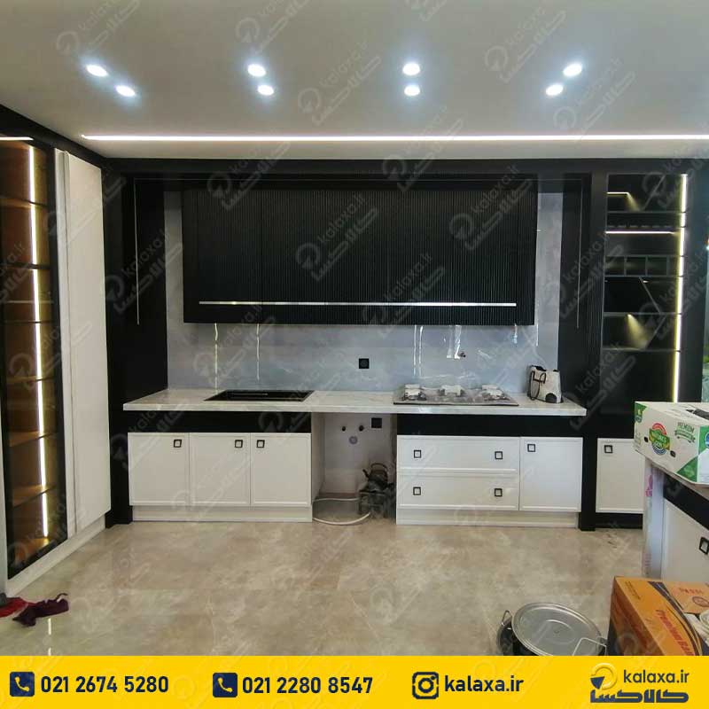 بازسازی آشپزخانه با کابینت پلی اورتان و سبک نئوکلاسیک سفید مشکی