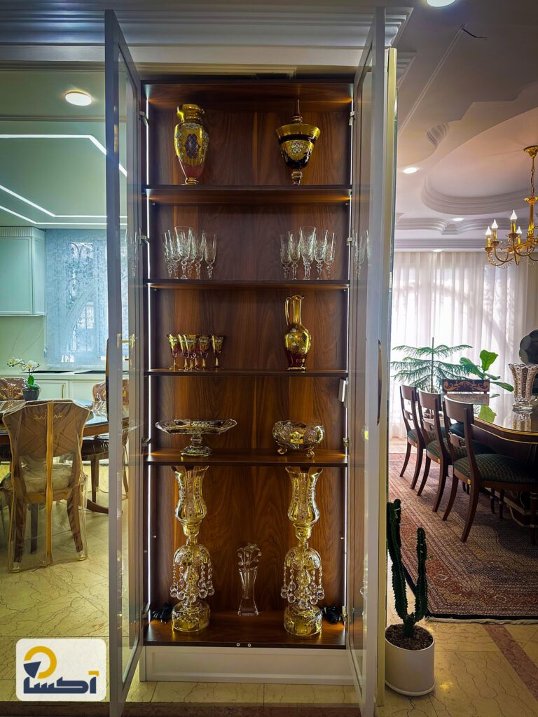 ویترین شیشه‌ای با فضای داخلی چوب گردو کنار آشپزخانه