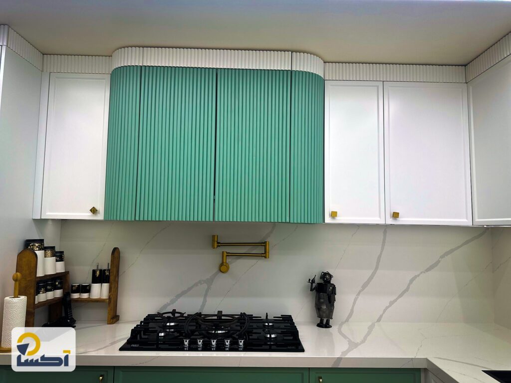 دیوار گاز با هود شیاردار سبز و کابینت‌های بالای سفید نئوکلاسیک