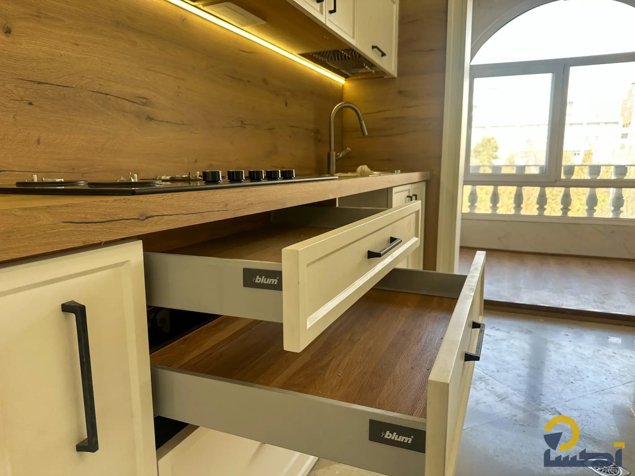 کشوهای باز زیر صفحه کابینت و نور خطی زیر کابینت هوایی