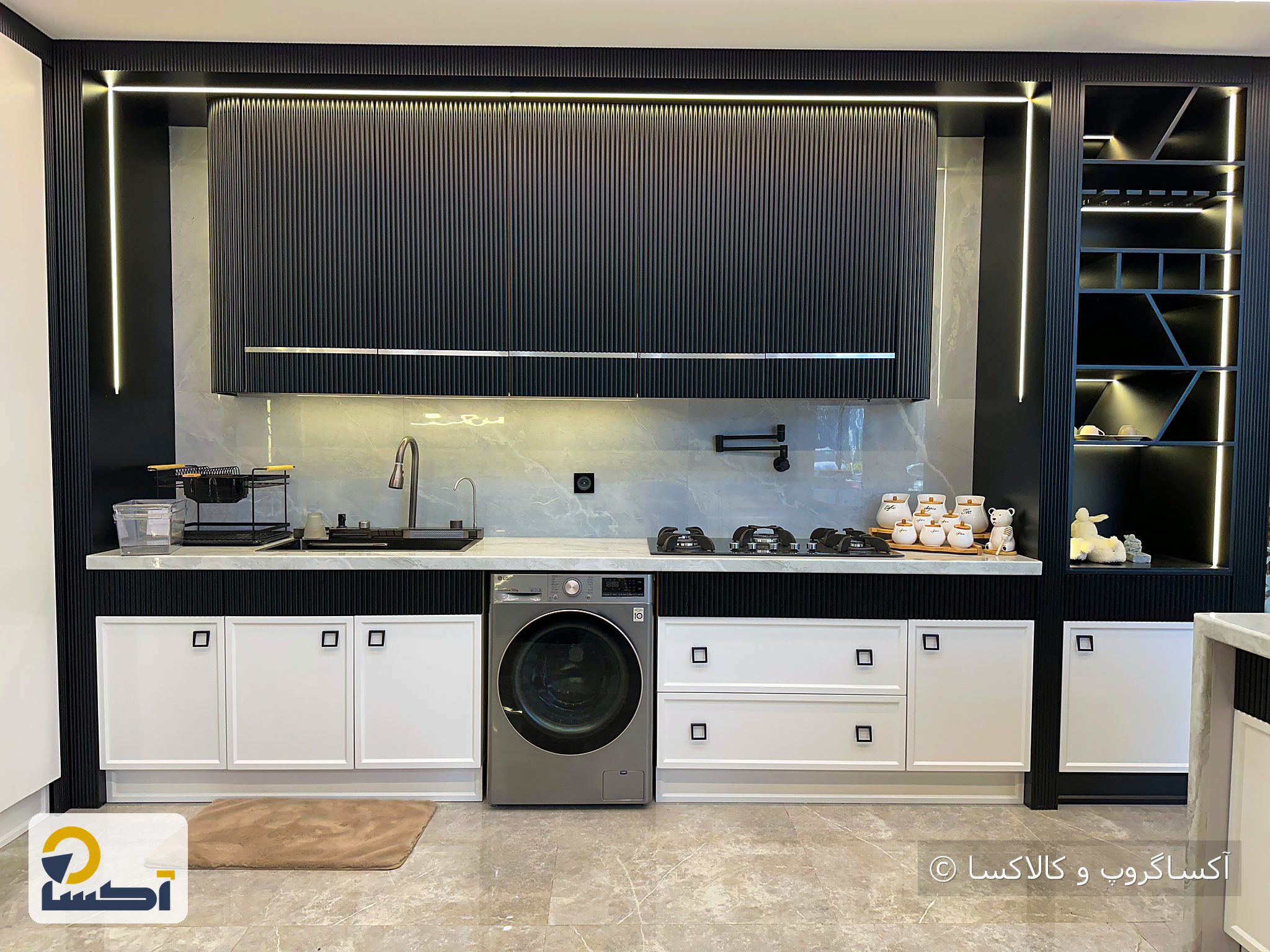 دیوار کابینت با کابینت بالای مشکی شیاردار و کابینت پایین سفید با قاب